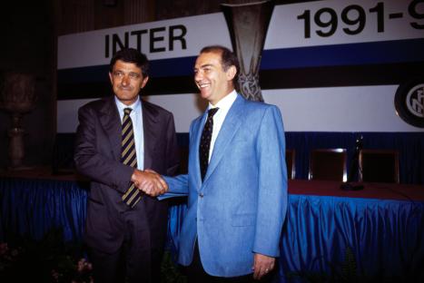 Corrado Orrico shaking hands with Ernesto Pellegrini at an Inter Milan press conference.