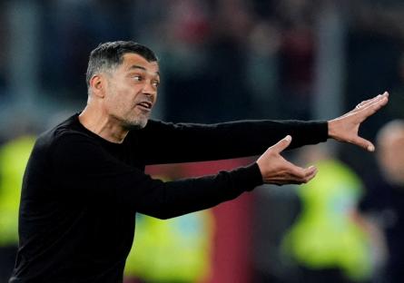 AC Milan coach Sergio Conceicao instructing players.