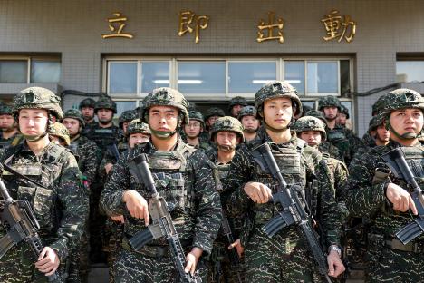 Taiwanese soldiers posing for a photo.