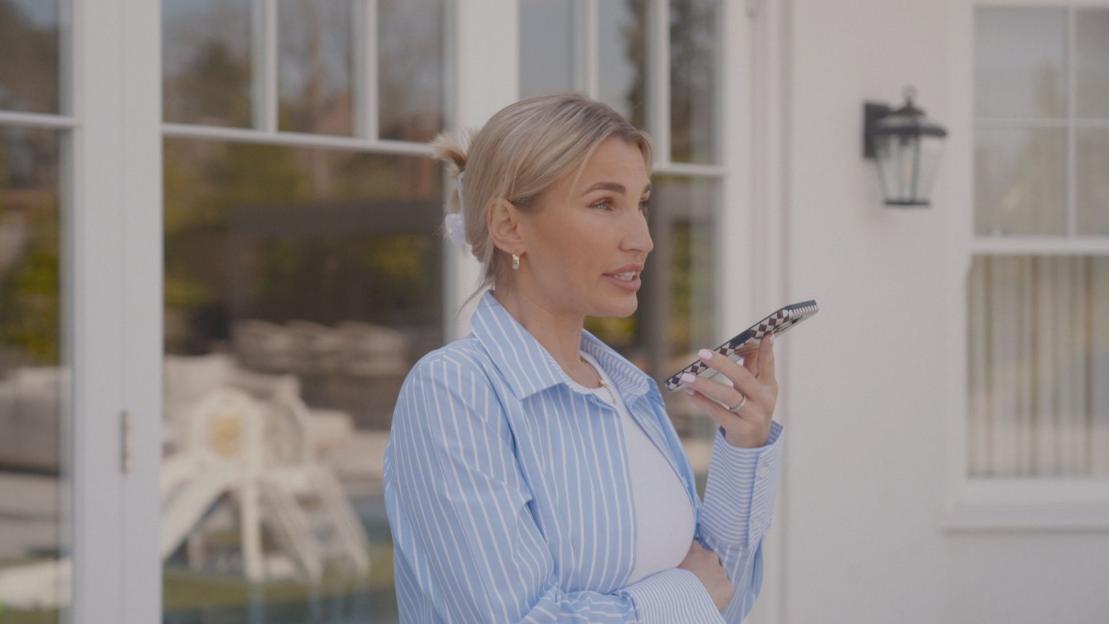 Billie Faiers using voice-to-text on her phone.
