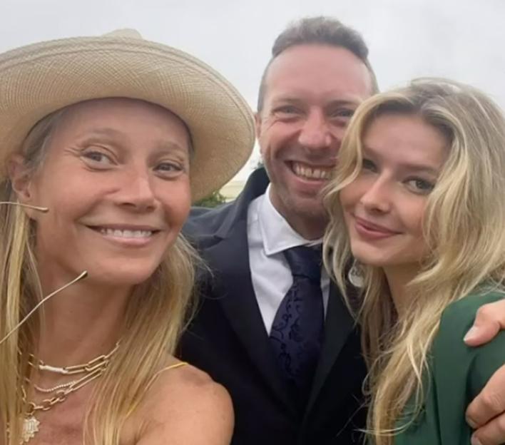 Apple Martin posing with parents Chris Martin and Gwyneth Paltrow.