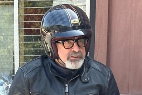 80s movie star with very famous family is unrecognisable as he rides a motorcycle in LA – can you guess who he is?