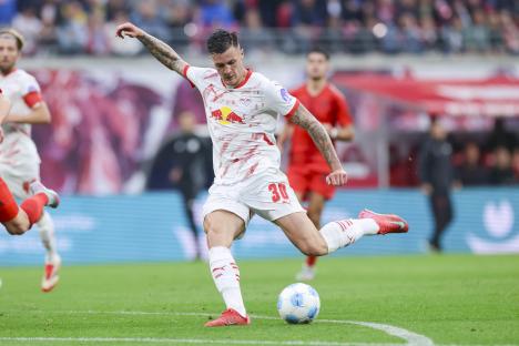 Benjamin Sesko of RB Leipzig controls the ball during a soccer match.