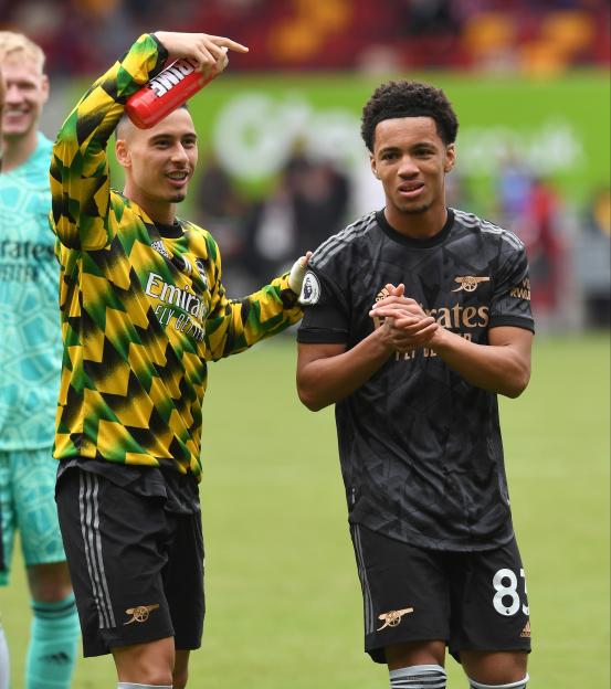 Ethan Nwaneri and Gabriel Martinelli of Arsenal clapping fans.