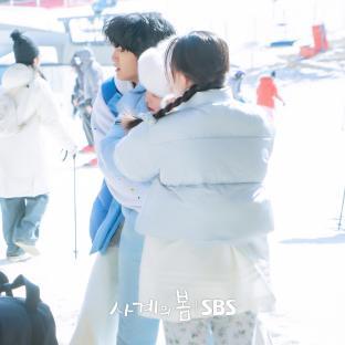 Ha Yoo Joon And Park Ji Hu Share A Quiet Moment In The Snow In “Spring Of Youth” 3