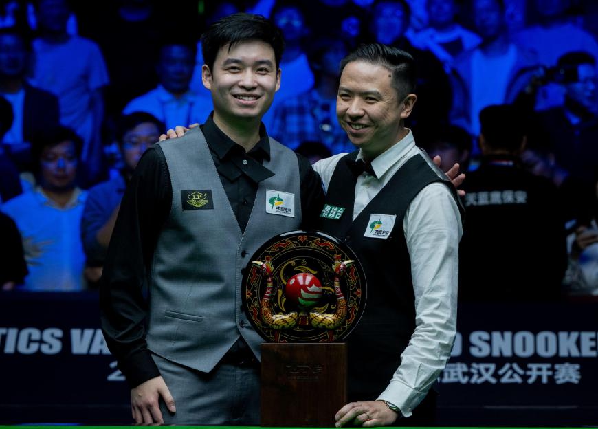 Xiao Guodong and Si Jiahui with trophy at snooker tournament.
