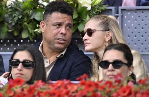 Ronaldo Nazário and Celina Locks watching a tennis match.