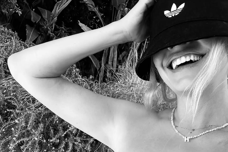Holly Willoughby looks incredible in black strapless bikini selfie as she throws support behind Oasis’ gigs