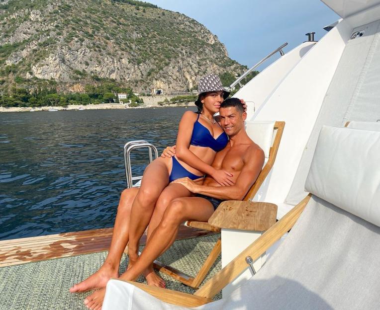 Cristiano Ronaldo and Georgina Rodríguez on a yacht.