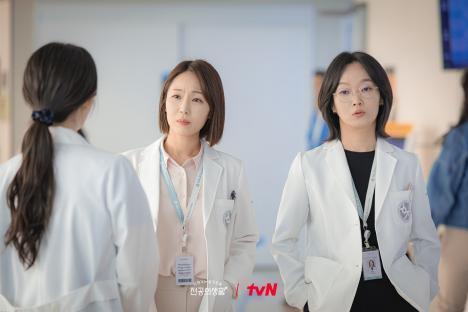 Go Youn Jung And Shin Si Ah Become Swept Up In Lee Bong Ryun And Son Ji Yoon's Conflict In “Resident Playbook” 5