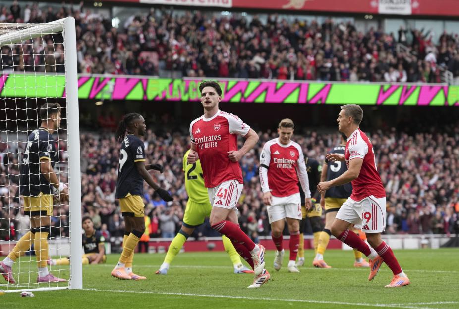Declan Rice of Arsenal celebrates scoring the opening goal against West Ham United.