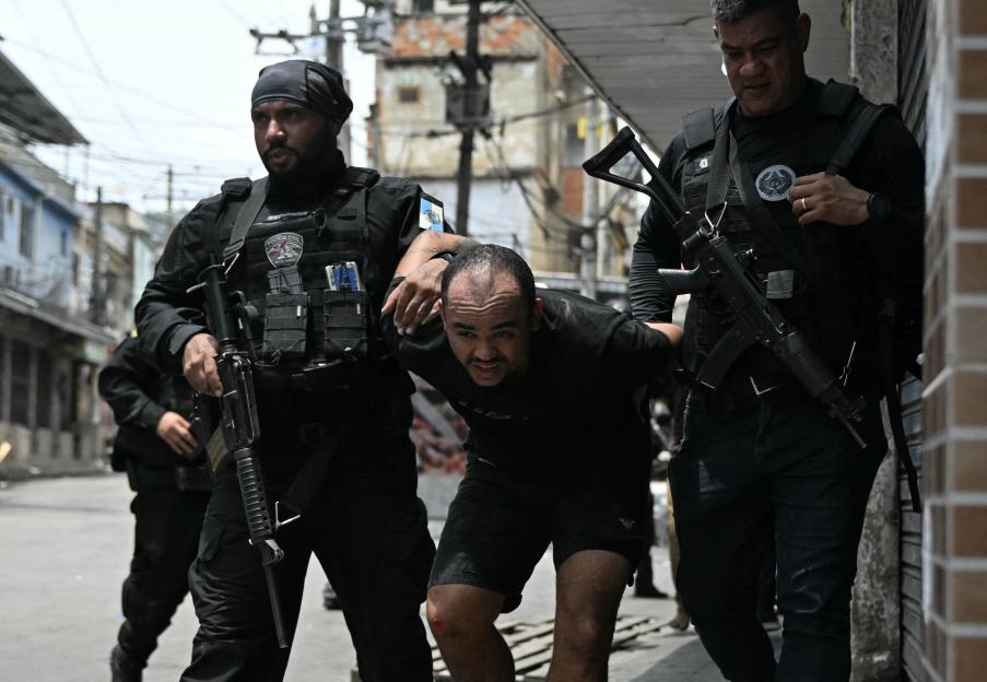 TOPSHOT-BRAZIL-CRIME-DRUGS-FAVELA-POLICE-RAID
