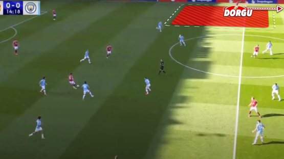 Soccer game screenshot showing a play.