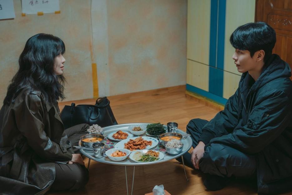 Lee Bo Young And Lee Min Ki Begin To Bridge Their Emotional Distance Over A Meal In “Mary Kills People”