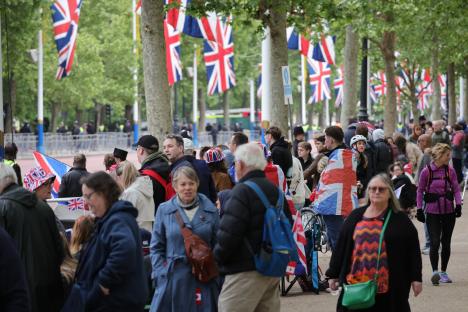 Thousands line The Mall for VE Day parade with Princess Kate and kids to arrive