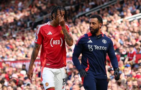 Leny Yoro of Manchester United being substituted.