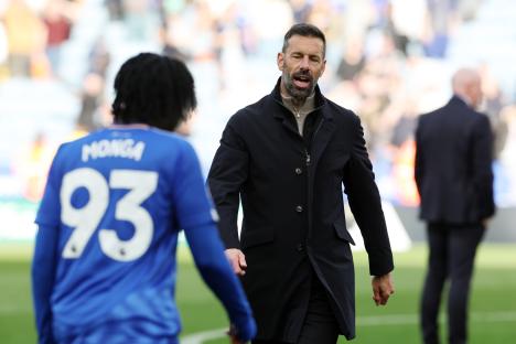 Leicester City manager Ruud van Nistelrooy speaking to a player.