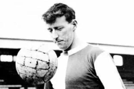 Football star who notched up over 300 appearances for his club dies aged 89 as tributes pour in