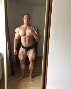 Mirror selfie of a bodybuilder.