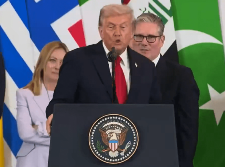 Donald Trump at a podium with the Seal of the President of the United States. Giorgia Meloni and Keir Starmer stand behind him.