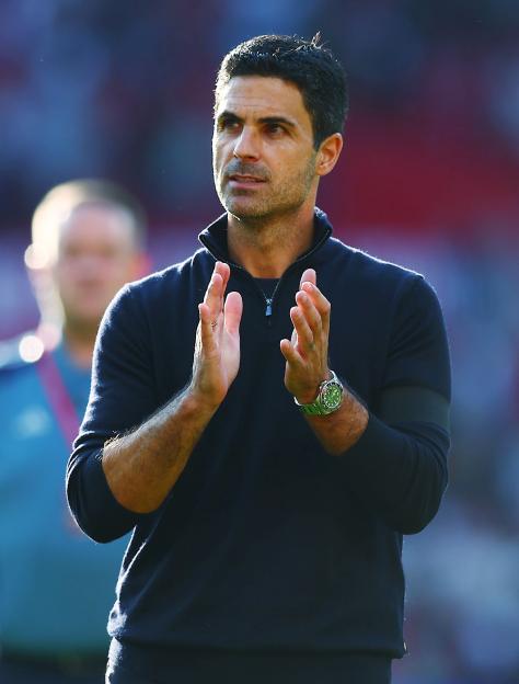 Mikel Arteta applauding.