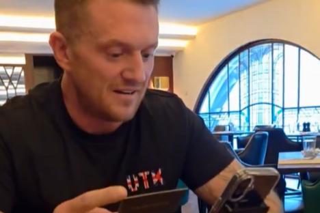 Moment Tommy Robinson is ‘kicked out of restaurant’ because staff ‘don’t feel comfortable serving him’