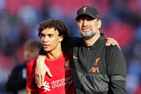 Jurgen Klopp and Trent Alexander-Arnold celebrating.