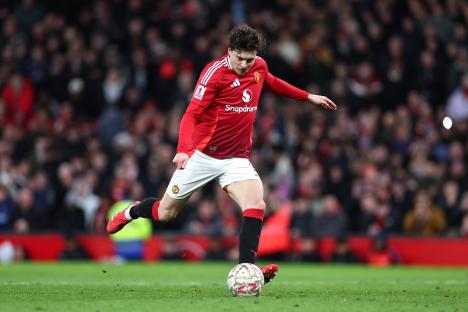 Victor Lindelöf of Manchester United taking a penalty kick.