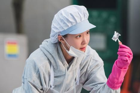 Lee Si Young Is So Passionate About Sleuthing That She Even Digs Through Trash In “Salon De Holmes”