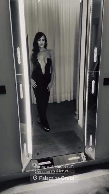Eva Murati in a black dress, reflected in a mirror.