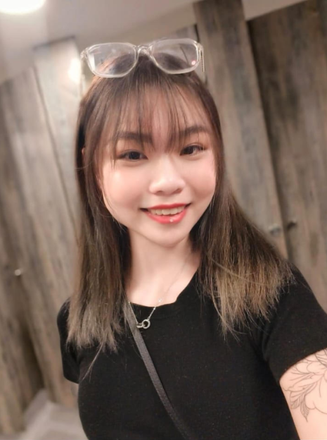 Portrait of a smiling young woman.