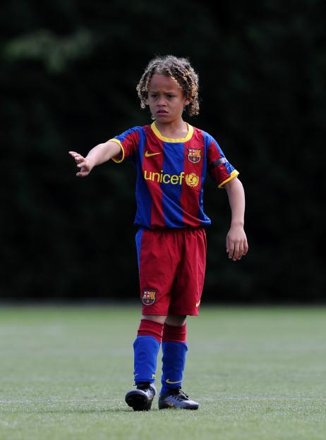 Eight-year-old Xavi Simons, a Barcelona youth player, instructing his teammates.