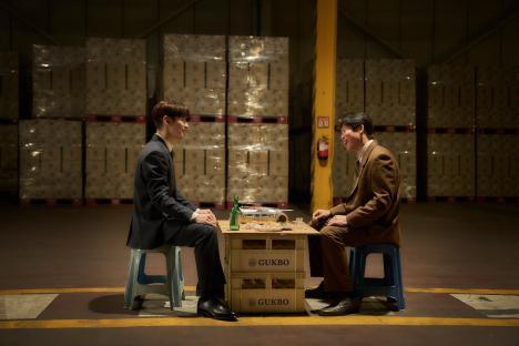 Lee Je Hoon, Yoo Hae Jin, Son Hyun Joo, And Choi Young Joon Become Entangled During A Financial Crisis In “Big Deal” 14
