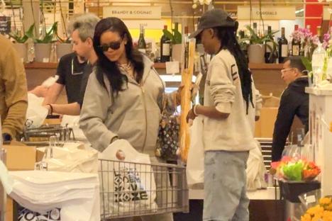 Huge pop superstar goes completely unnoticed as she shops for groceries in LA – would you have spotted her?
