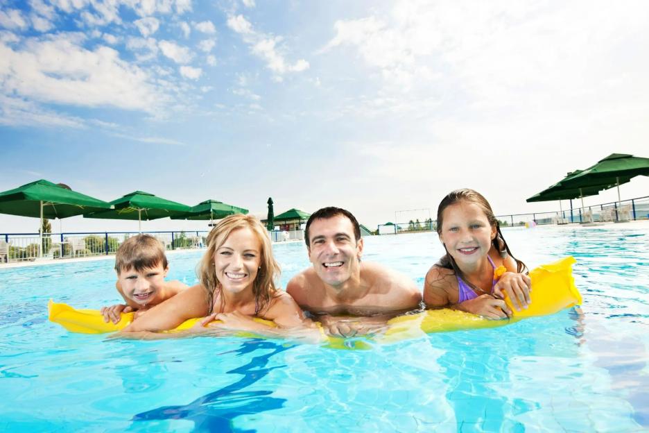 The 3 beach hacks every mum needs this summer & how to keep your belongings safe when heading into the pool