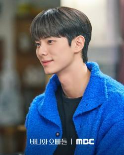 Lee Chae Min Sends Roh Jeong Eui's Heart Racing As He Gently Ties Her Hair In “Crushology 101” 3