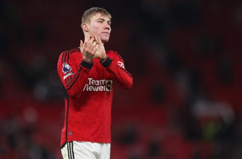 Rasmus Højlund of Manchester United applauding fans.