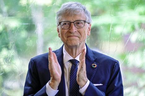 Bill Gates clapping at the World Health Summit.