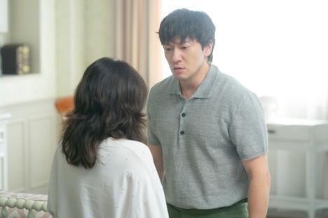 Han Ji Min Sheds Tears In Front Of An Angry Son Suk Ku In “Heavenly Ever After” 4