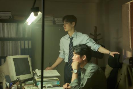 Lee Je Hoon, Yoo Hae Jin, Son Hyun Joo, And More Navigate A Financial Crisis In New Film &#8220;Big Deal&#8221; 8