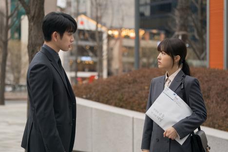 Park Bo Young Runs Into GOT7’s Jinyoung While Pretending To Be Her Twin In “Our Unwritten Seoul”