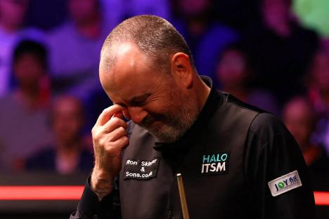 Mark Williams posts worrying tweet midway through World Snooker Championship final as fans rally around him