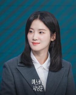 Park Ju Hyun And Park Yong Woo Lead Double Lives In New Drama “Hunter With A Scalpel” 11