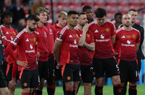 Manchester United soccer players looking dejected.
