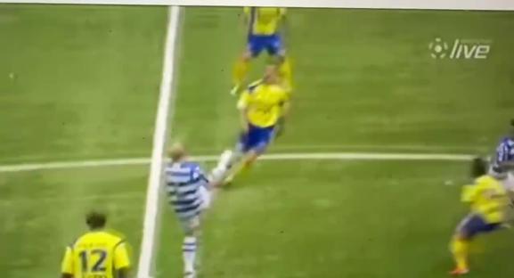 Arne Slot's unique kickoff technique during a Dutch league soccer game.