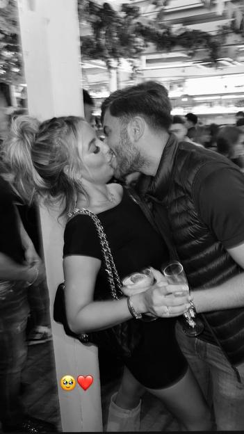 Black and white photo of Jess Harding kissing her new boyfriend.