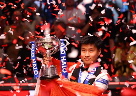 Xintong Zhao celebrating with a snooker championship trophy.