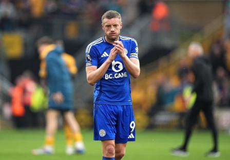 Jamie Vardy applauding fans.