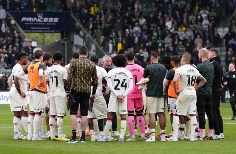 Sheffield United manager Chris Wilder speaks to his players.