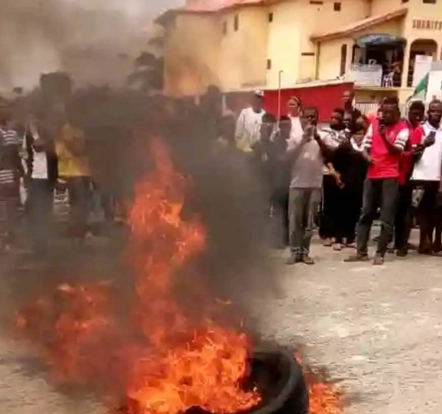 Jungle Justice!!! Bike snatcher set ablaze in Delta State